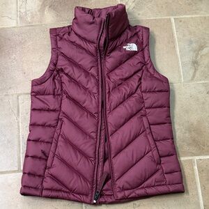 North face vest XS maroon. Perfect condition.